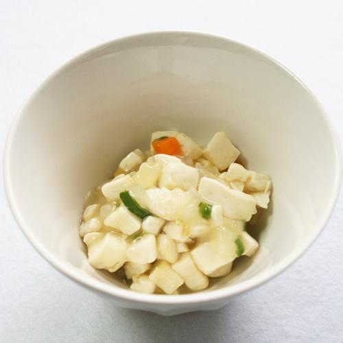にらと人参が彩りを添える豆腐と野菜のみそあん煮の写真