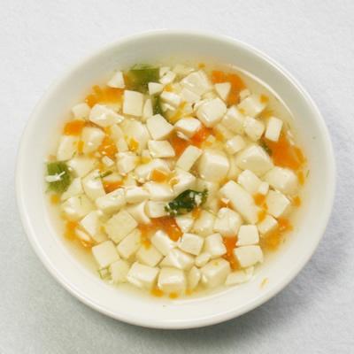 小さくカットされた豆腐と野菜が煮込まれている野菜あんかけ豆腐の写真