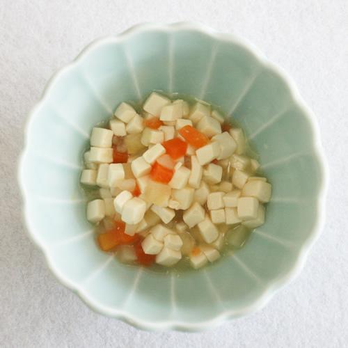 賽子状にカットされた具材にとろみをつけた豆腐の根菜煮の写真
