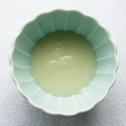 水色のお皿に盛り付けられたとろみのある玉ねぎスープの写真