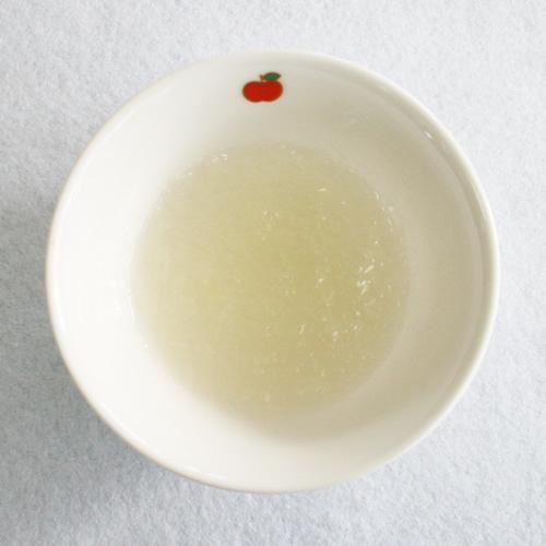 白い食器に盛り付けられた大根のすりおろしの写真