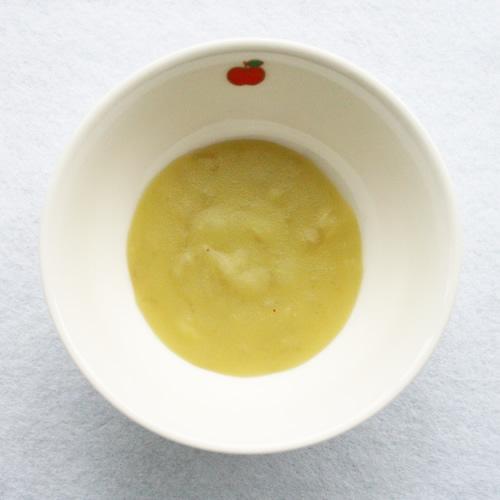 白い食器に盛り付けられたさつまいもとりんごマッシュの写真