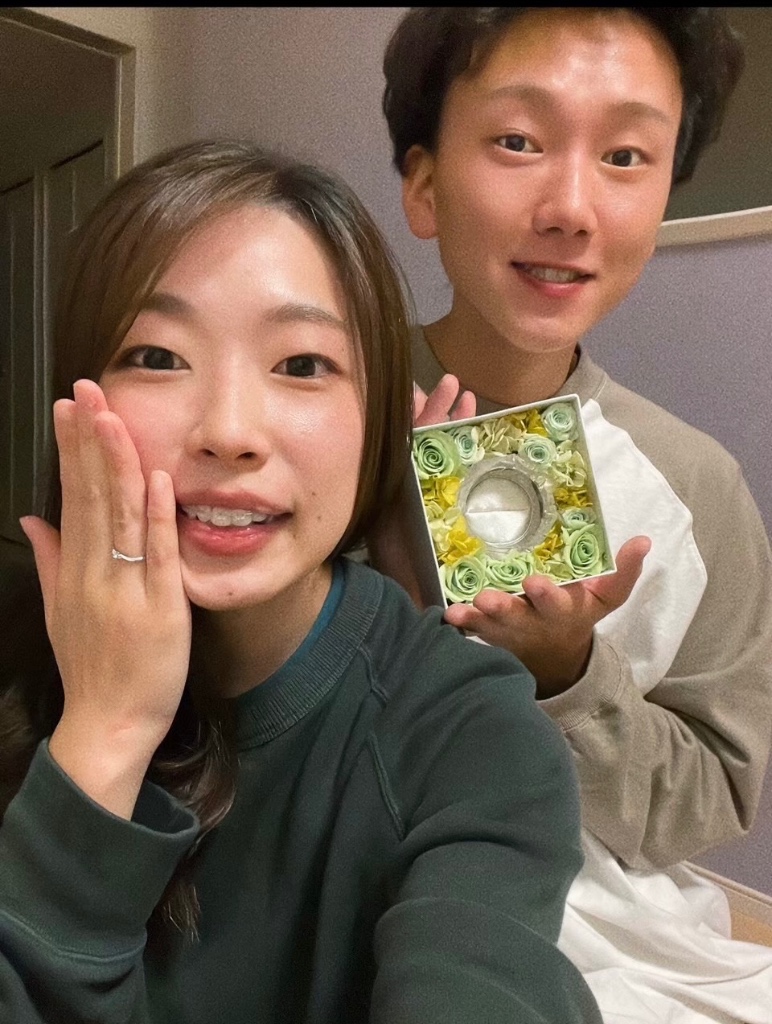 男性と女性の笑顔写真