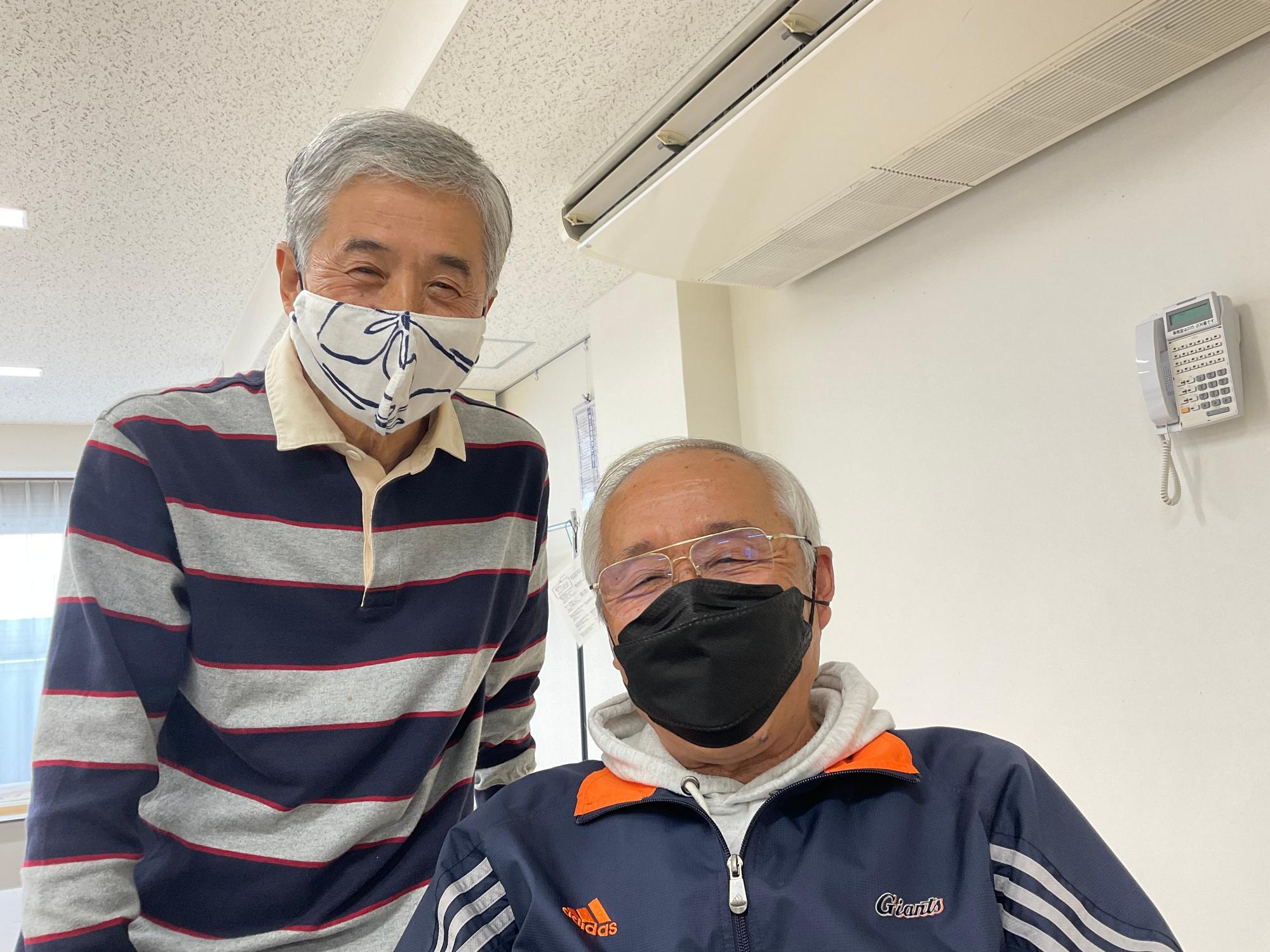 男性2人の笑顔写真