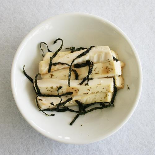 刻み海苔がトッピングされた豆腐のステーキの写真