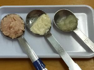 1.鶏ひき肉大さじ1、絹ごし豆腐大さじ1/2、茹でてみじん切りした玉ねぎ大さじ1/2を用意する