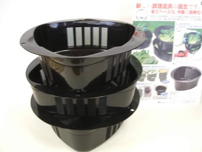 株式会社イケダの水産物や野菜等を入れたまま重ねることができるザルの写真