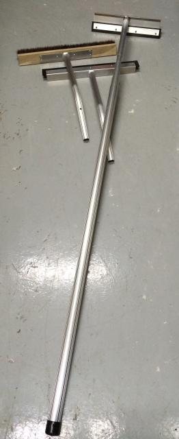 T型の雪落としの道具が3本並べられている写真