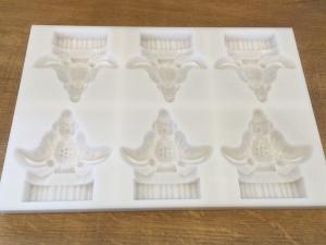 白いプラスチック製のチョコレートの型の写真