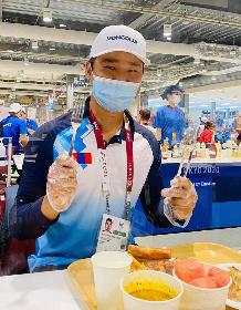 モンゴル国パラアーチェリー代表選手の選手村食堂での写真
