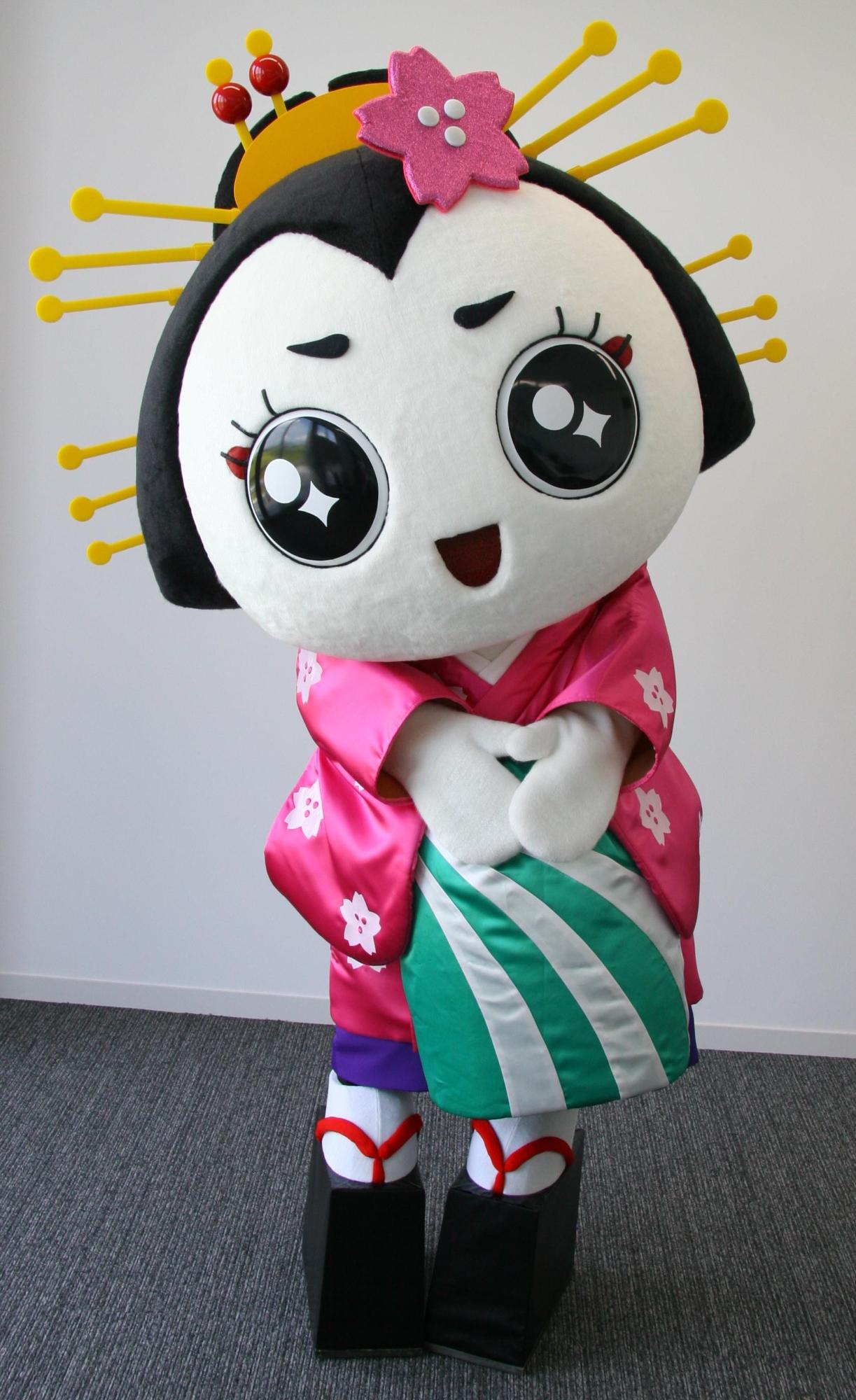 日本髪に黄色いかんざしとピンクの花飾りを付け、ピンクの着物に高い下駄を履いている燕市観光PRキャラクター「きららん」の写真
