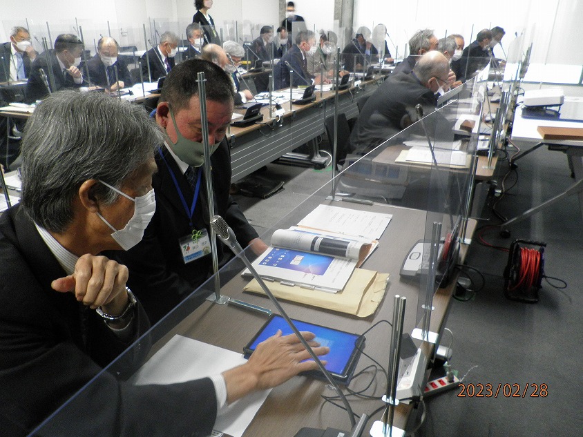 農業委員がタブレット講習でタブレット操作をする様子