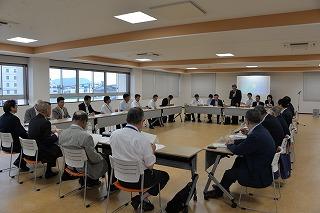 机を向かい合うように並べて協議を進める役員たちの写真
