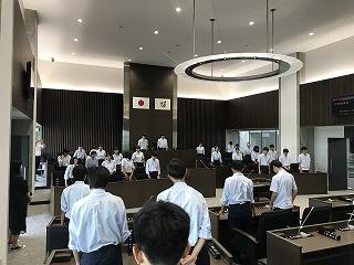 議場で、それぞれの席で立ちあがっている生徒たちの写真