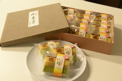 個包装されたカステラが箱詰めされたものをテーブルの上に置いた写真