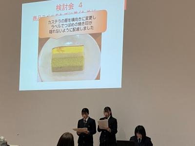 3人の人物のうち2人が話をしてもう1人がスクリーンの映像を切り替えている写真