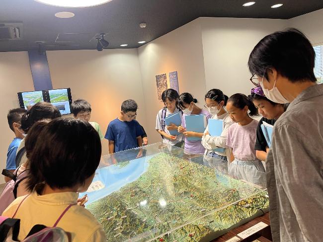 信濃川大河津資料館を見学する長善館学習塾生の様子