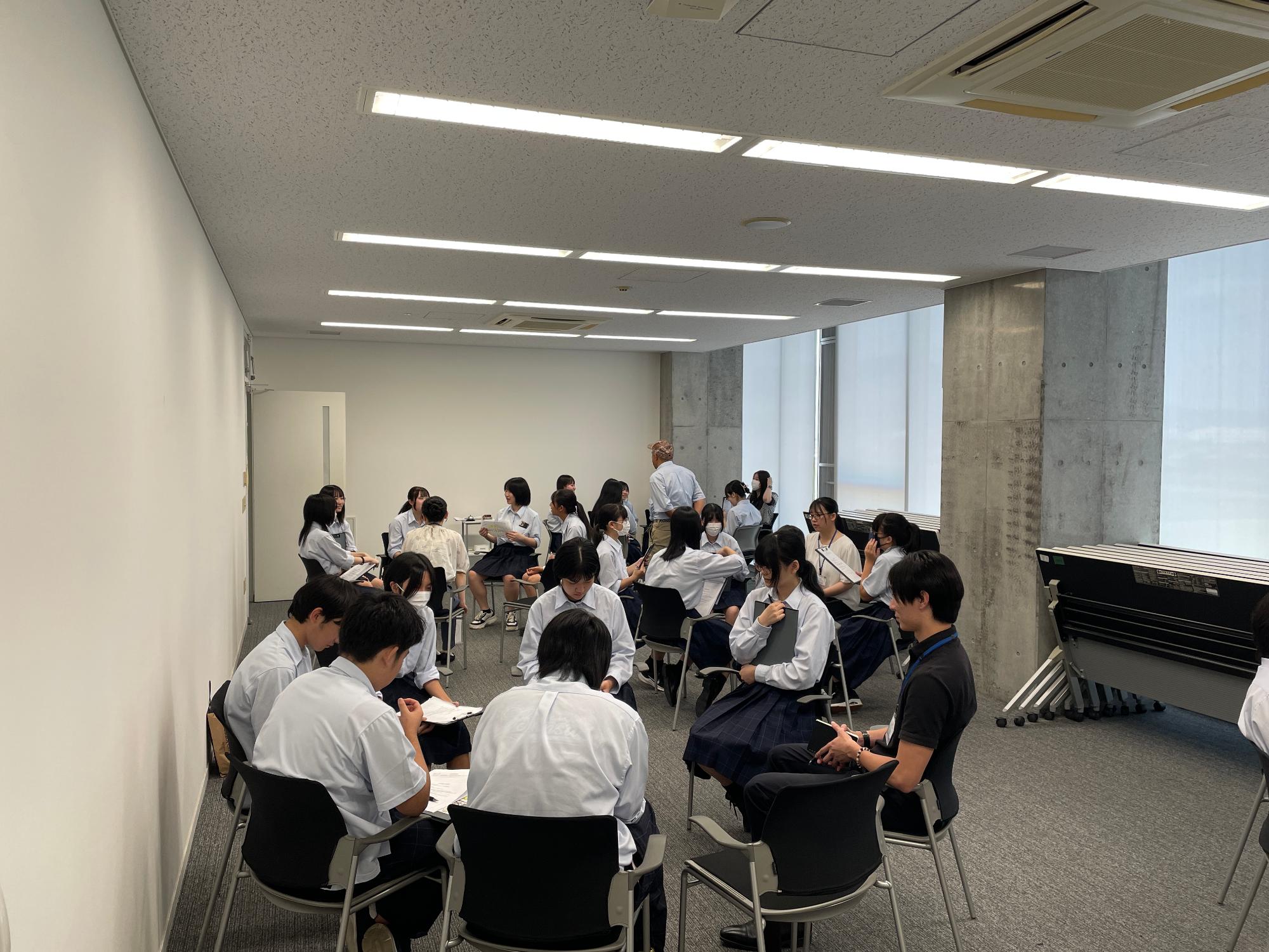 分水高校の生徒が燕市職員と話している画像。