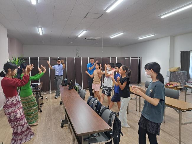 長善館学習塾の職場体験でミャンマー人の技能実習生と触れ合う塾生たち