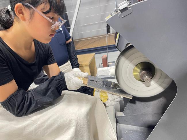 長善館学習塾の職場体験でナイフ磨き体験をする塾生