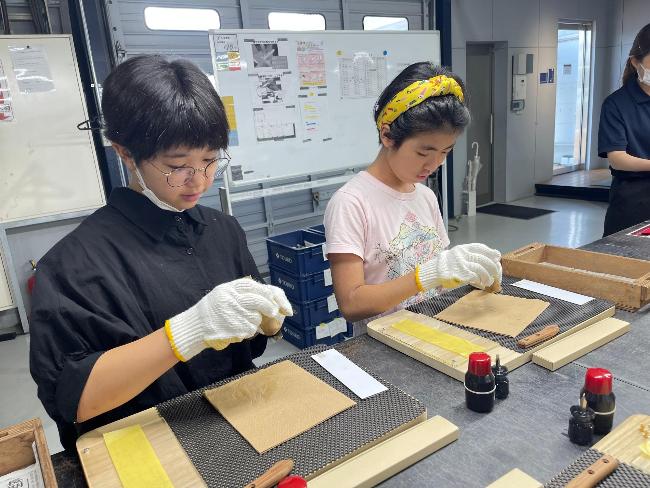 長善館学習塾の職場体験でナイフ磨き体験をする塾生たち