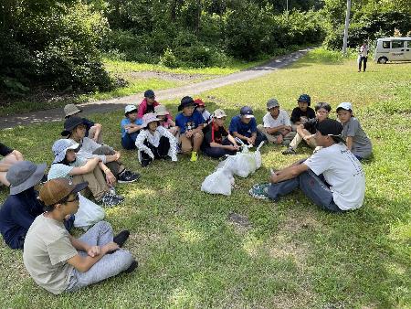 長善館学習塾の塾生がキャンプでごみについての話を聞いている様子