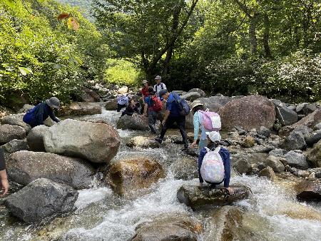 長善館学習塾の塾生がキャンプで沢歩きをしている様子