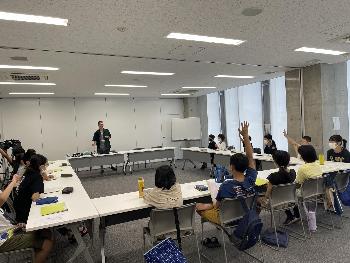長善館学習塾の塾生がビデオ制作ワークショップに参加する様子