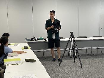 長善館学習塾の塾生がビデオ制作ワークショップに参加する様子