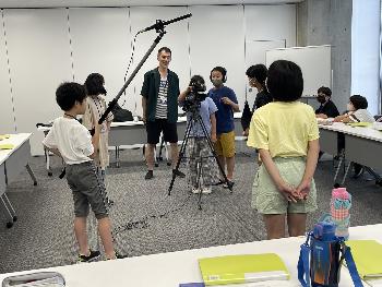 長善館学習塾の塾生がビデオ制作ワークショップに参加する様子