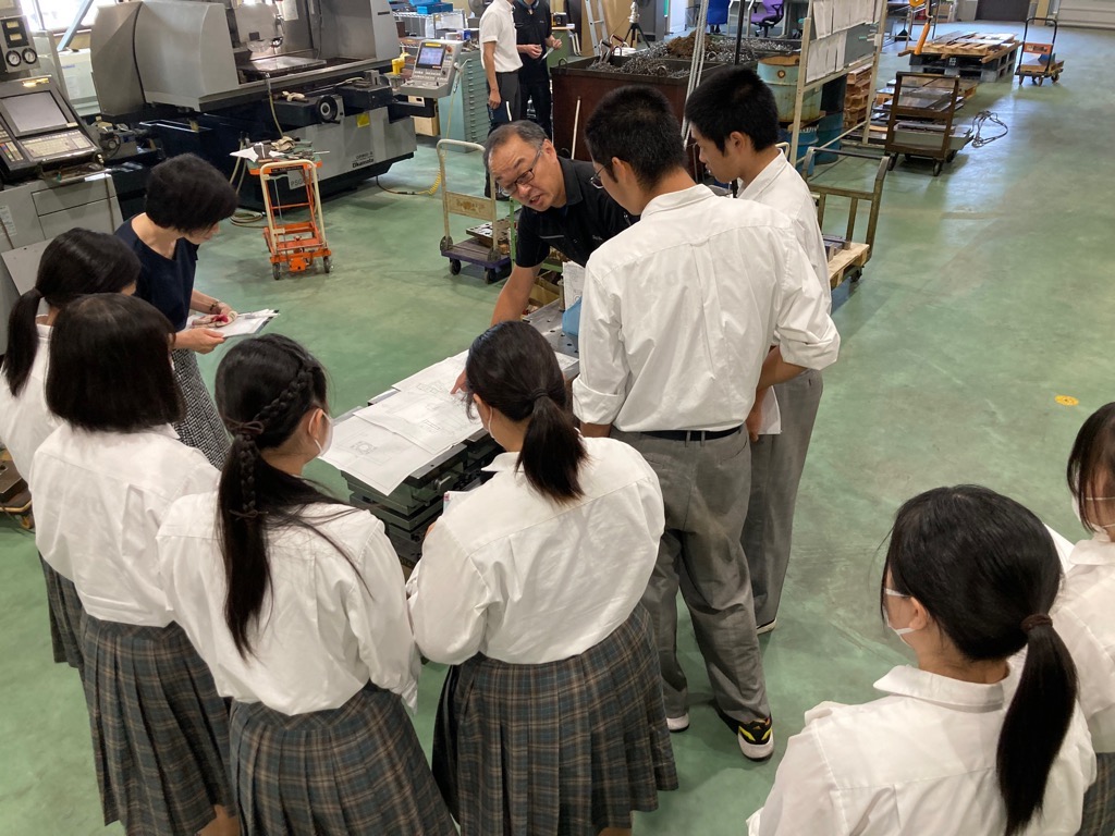 社員が製造現場の説明をしているところ
