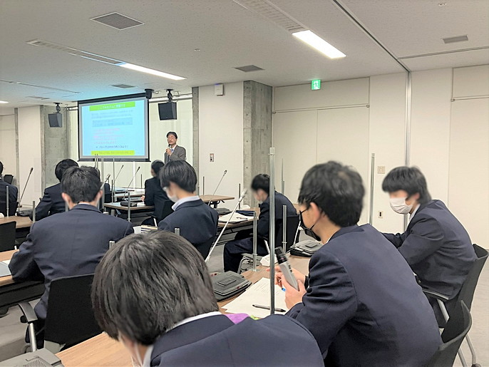 生徒が市長へ質問をしているところ。
