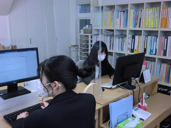 生徒二人がパソコンで資料をさくせいしている写真