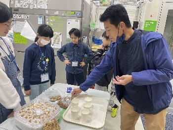 長善館学習塾の活動でにんにくチップスを試食している様子
