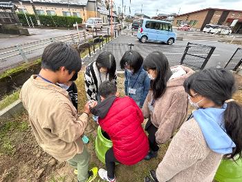 長善館学習塾の活動でコンポストの様子を確認している様子