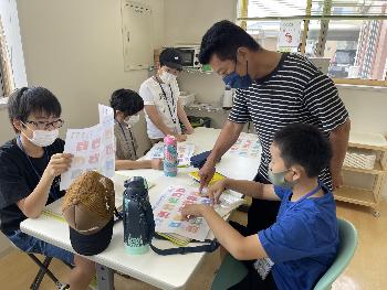 長善館学習塾の活動で塾生が起業家と話し合っている様子