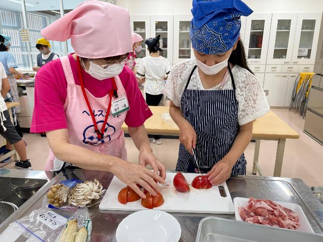 トマみそカレー豚丼の調理に挑戦する塾生たち