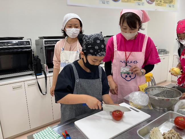 トマみそカレー豚丼の調理に挑戦する塾生たち