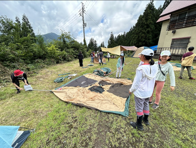 サバイバルキャンプでテント設営をする塾生たち