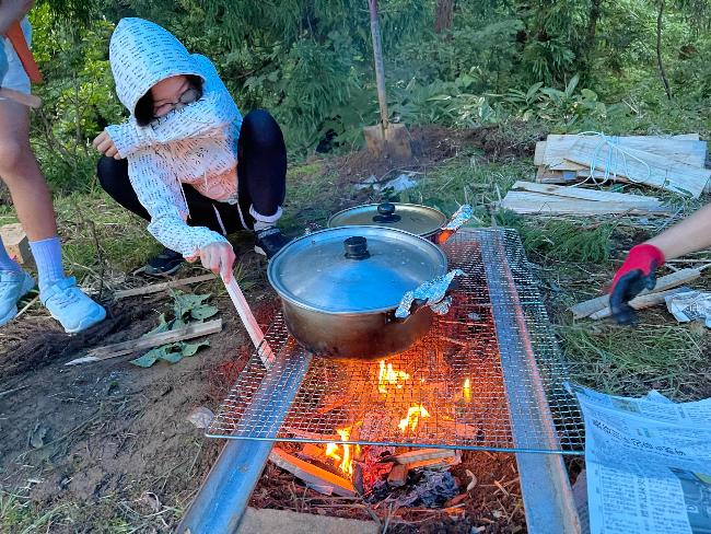 サバイバルキャンプで夜ご飯を作る塾生