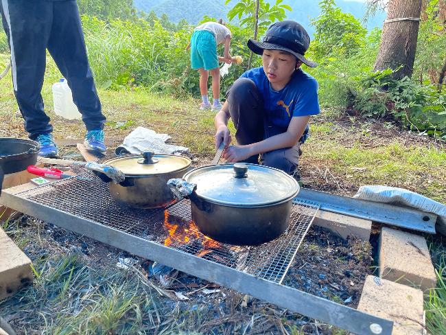 サバイバルキャンプで夜ご飯を作る塾生たち