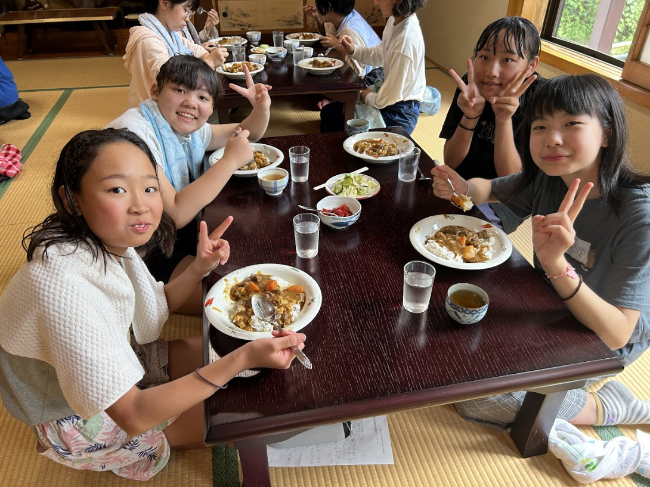 鹿肉入りカレーを食べる塾生たち
