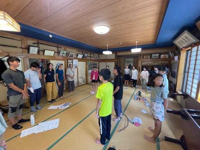 サバイバルキャンプで講師の皆様にお礼を言う塾生たち