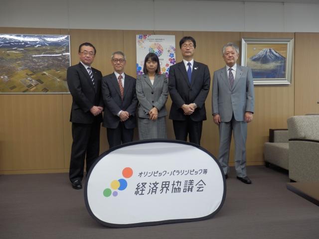 スーツを着た5人の男女が横に並んだ集合写真