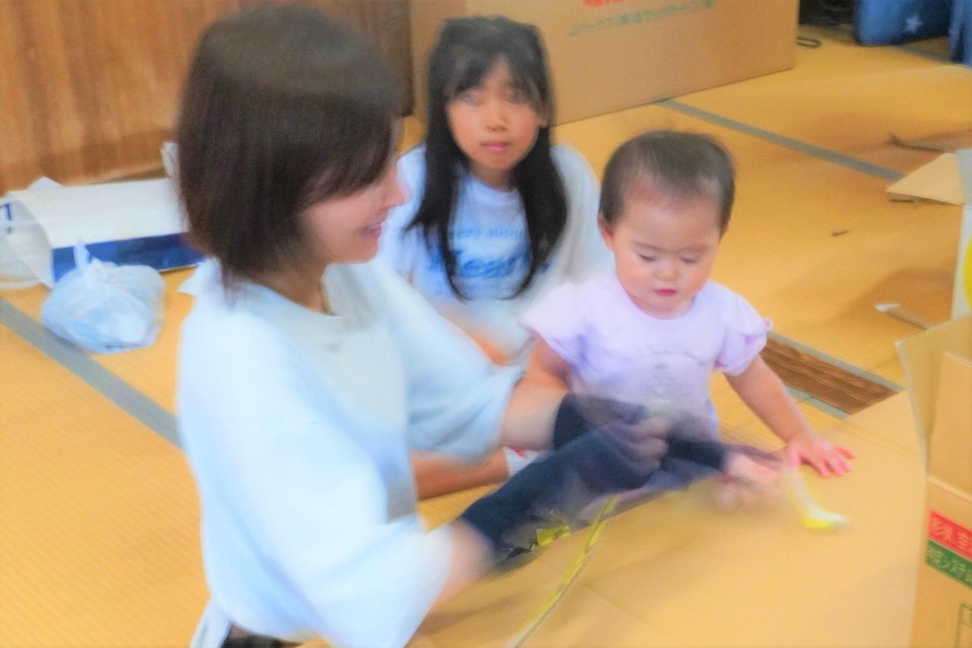 母と子で段ボールベットを作る