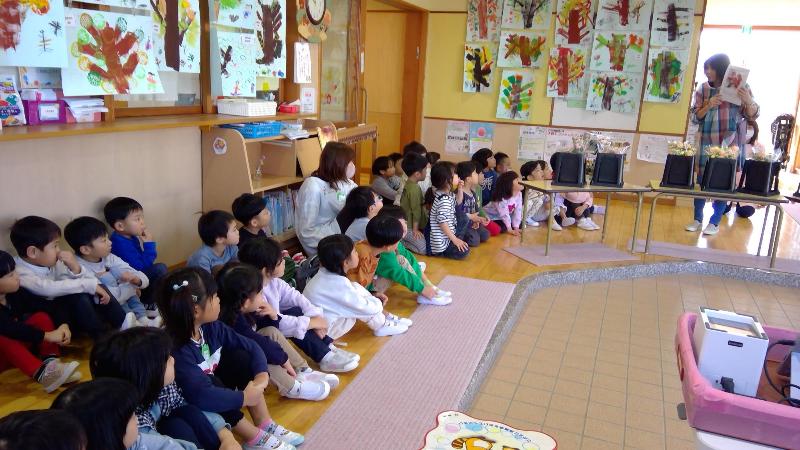 花束を選ぶ前のこども達