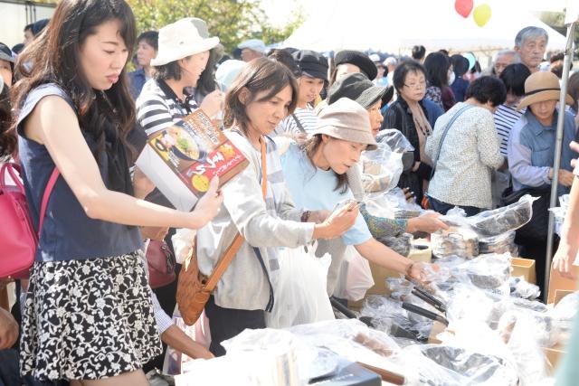 鍋やフライパンなど様々なものが並んでいる青空即売会の写真