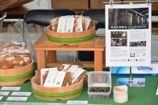 机の上に段差をつくって販売用のレイアウトがされている越後味噌の写真