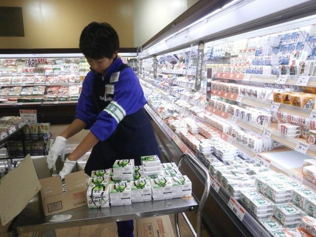 お店で商品の陳列作業をしている児童の写真