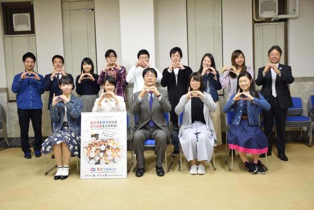 皆で同じポーズをとり記念撮影する人たちの写真